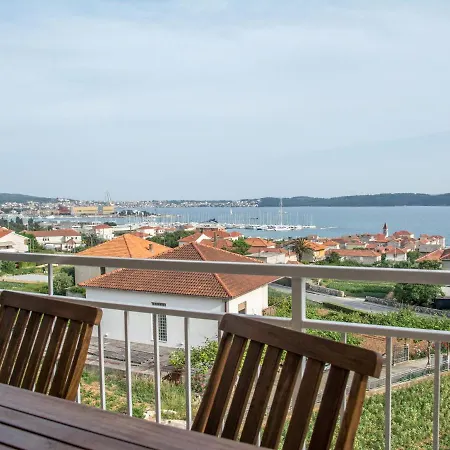 In Seget Donji With Terrace * トロギール