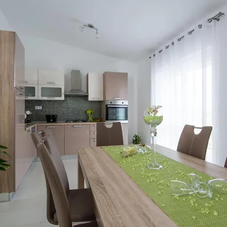 In Seget Donji With Terrace * トロギール