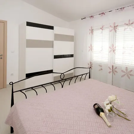 In Seget Donji With Terrace * トロギール