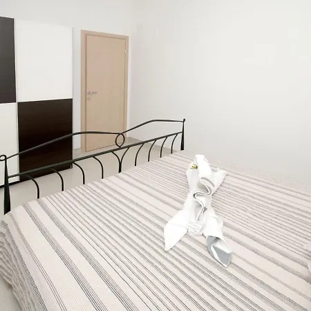 In Seget Donji With Terrace アパート トロギール