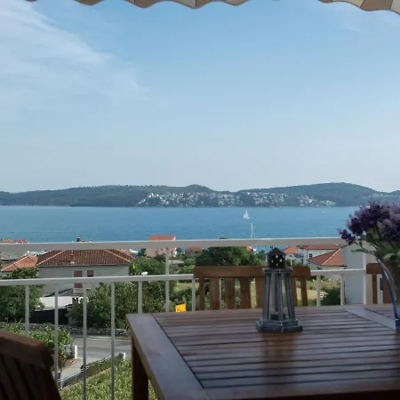 In Seget Donji With Terrace アパート トロギール